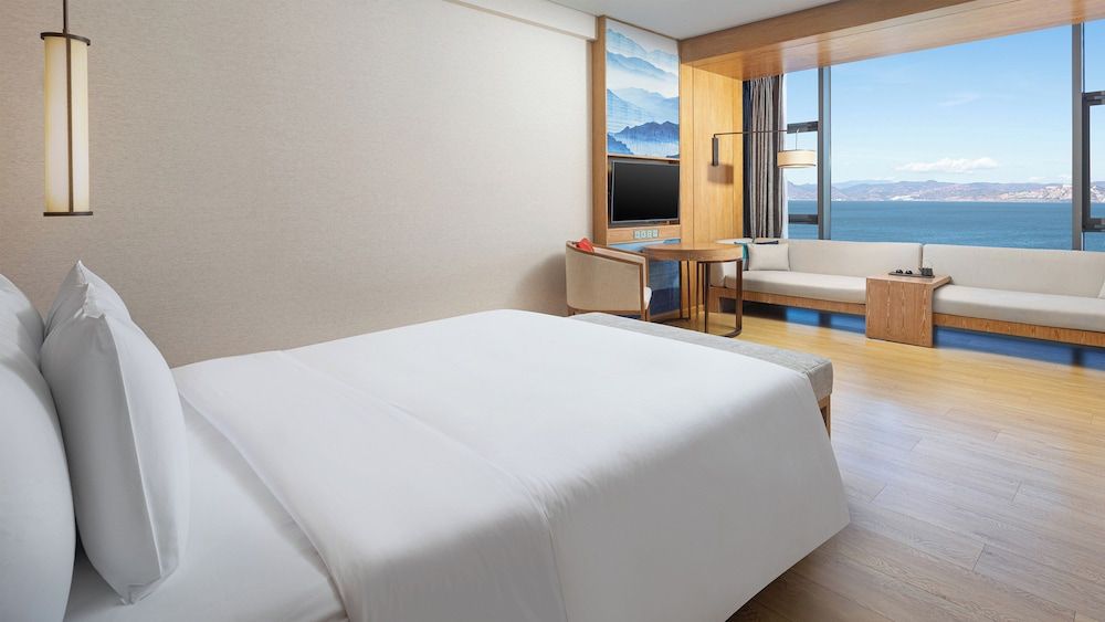 Luxury Room, 1 King Bed (180 Degree Erhai View Luxury Bath)