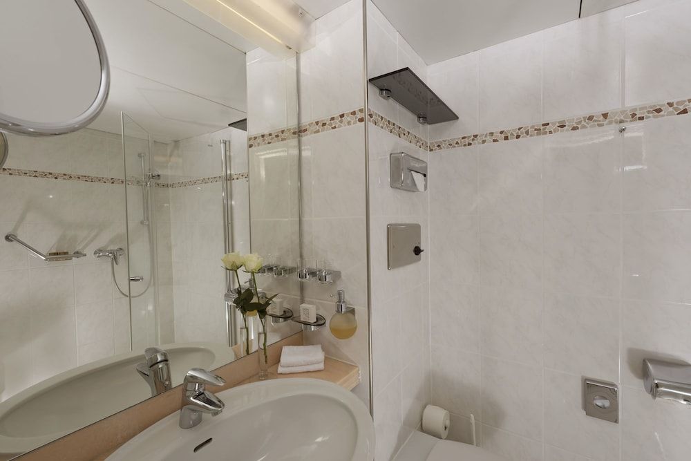 Maritim Hotel Bad Salzuflen Superior Double Room 3