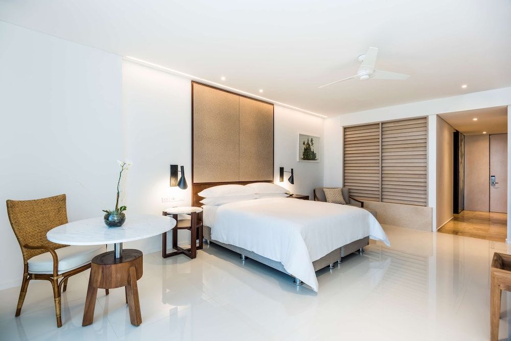 Junior Suite, Partial Ocean View, King Bed
