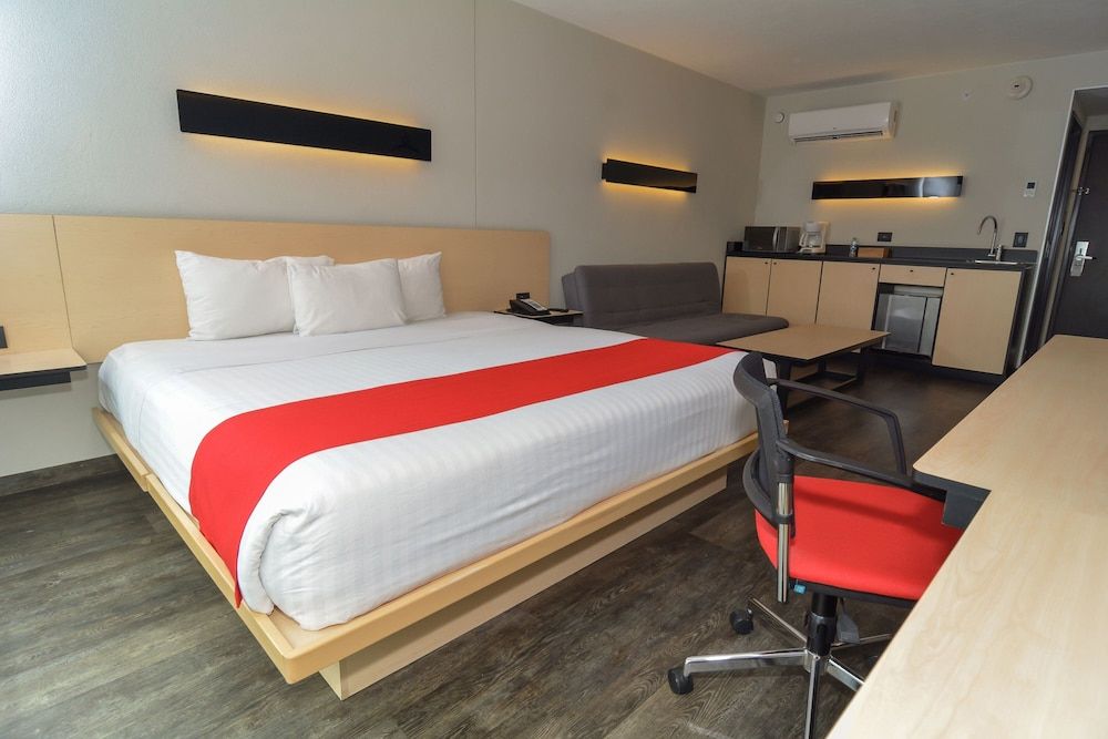 City Express Plus by Marriott Medellin Colombia Superior Room, 1 Queen Bed with Sofa bed 4