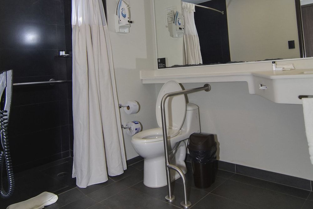 City Express Plus by Marriott Medellin Colombia Room, 1 Queen Bed 11