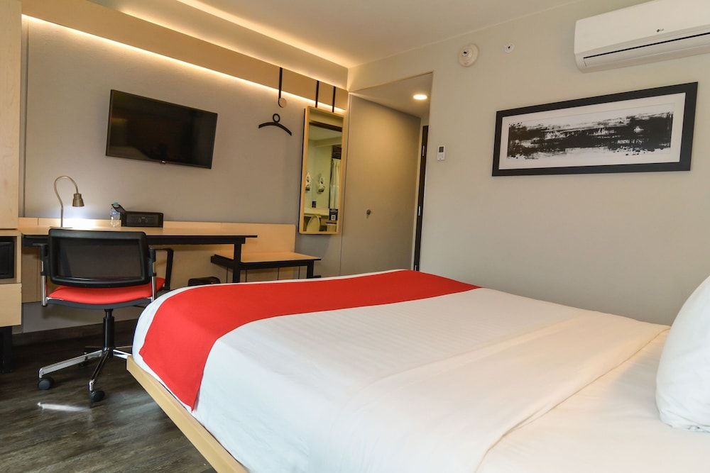 City Express Plus by Marriott Medellin Colombia Room, 1 Queen Bed 7