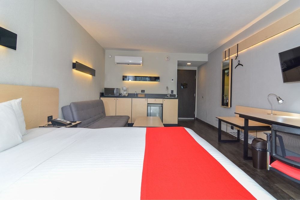 City Express Plus by Marriott Medellin Colombia Superior Room, 1 Queen Bed with Sofa bed 3