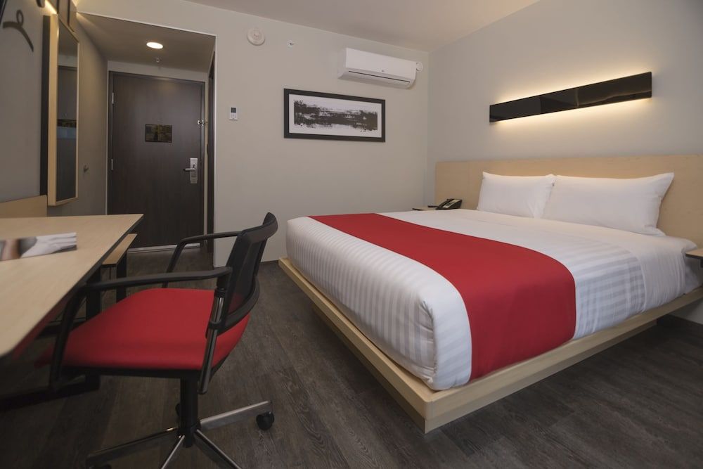 City Express Plus by Marriott Medellin Colombia Room, 1 Queen Bed 4