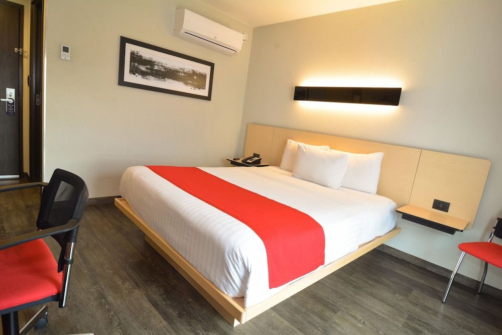 City Express Plus by Marriott Medellin Colombia Room, 1 Queen Bed 6