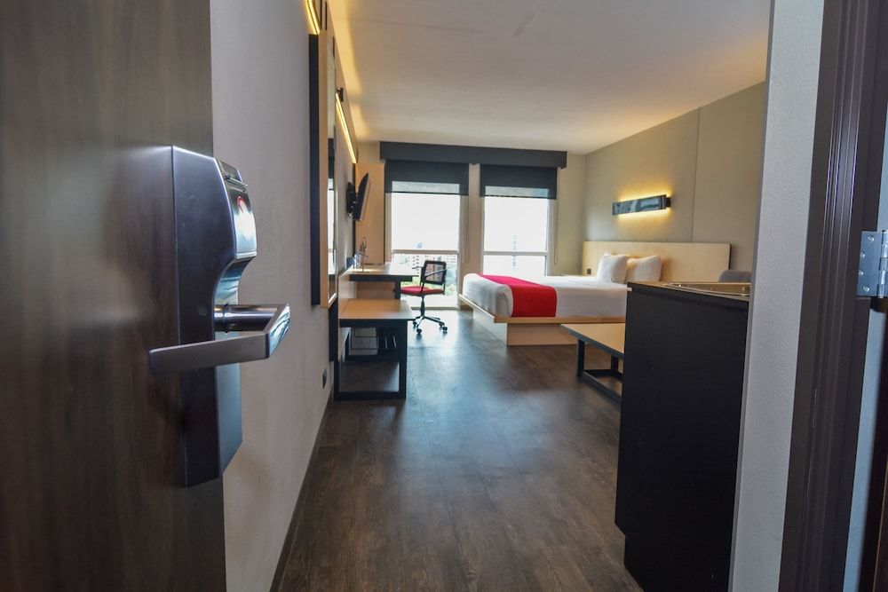 City Express Plus by Marriott Medellin Colombia Superior Room, 1 Queen Bed with Sofa bed 9