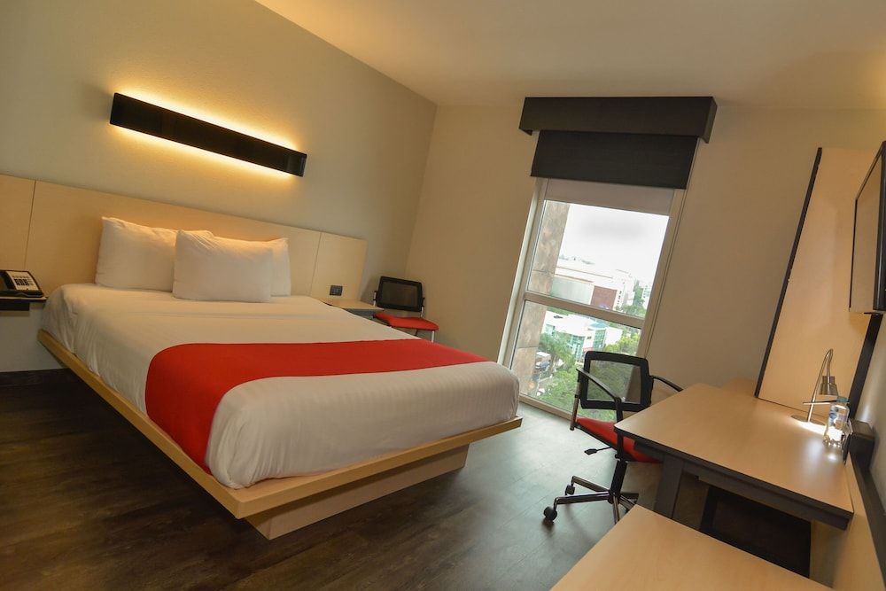 City Express Plus by Marriott Medellin Colombia Room, 1 Queen Bed 5