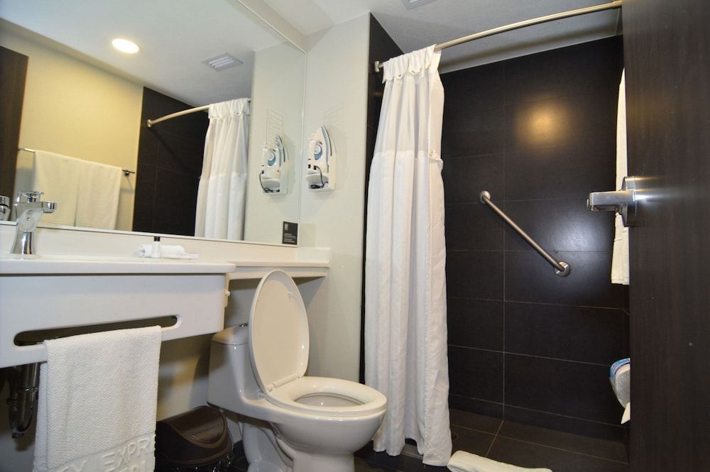 City Express Plus by Marriott Medellin Colombia Room, 2 Double Beds 8