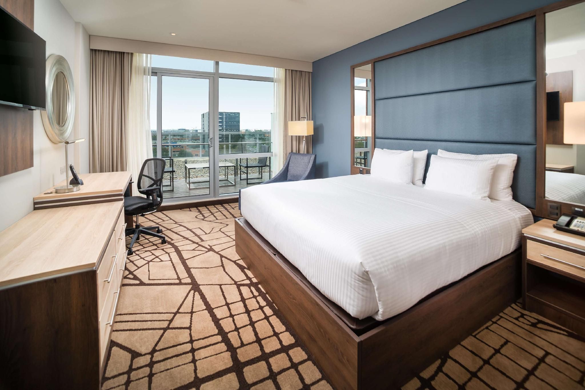 1 King Bed with Balcony