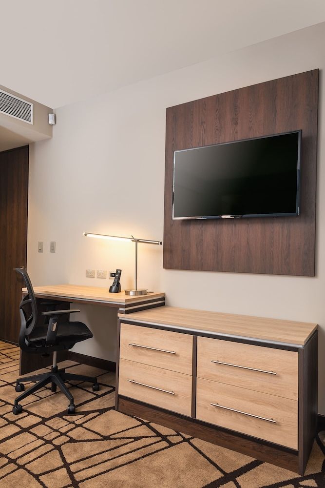 Hilton Garden Inn Bogota Airport Room, 1 King Bed, Accessible (Hearing) 4