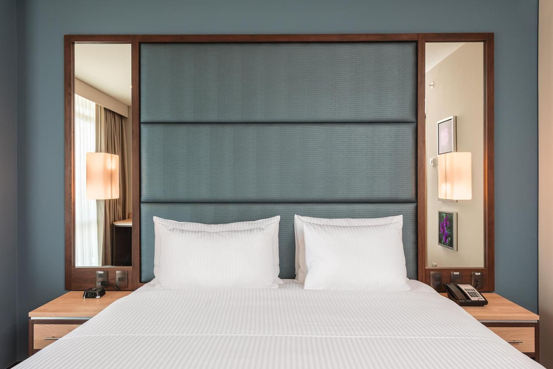 1 KING HEARING ACCESSIBLE ROOM