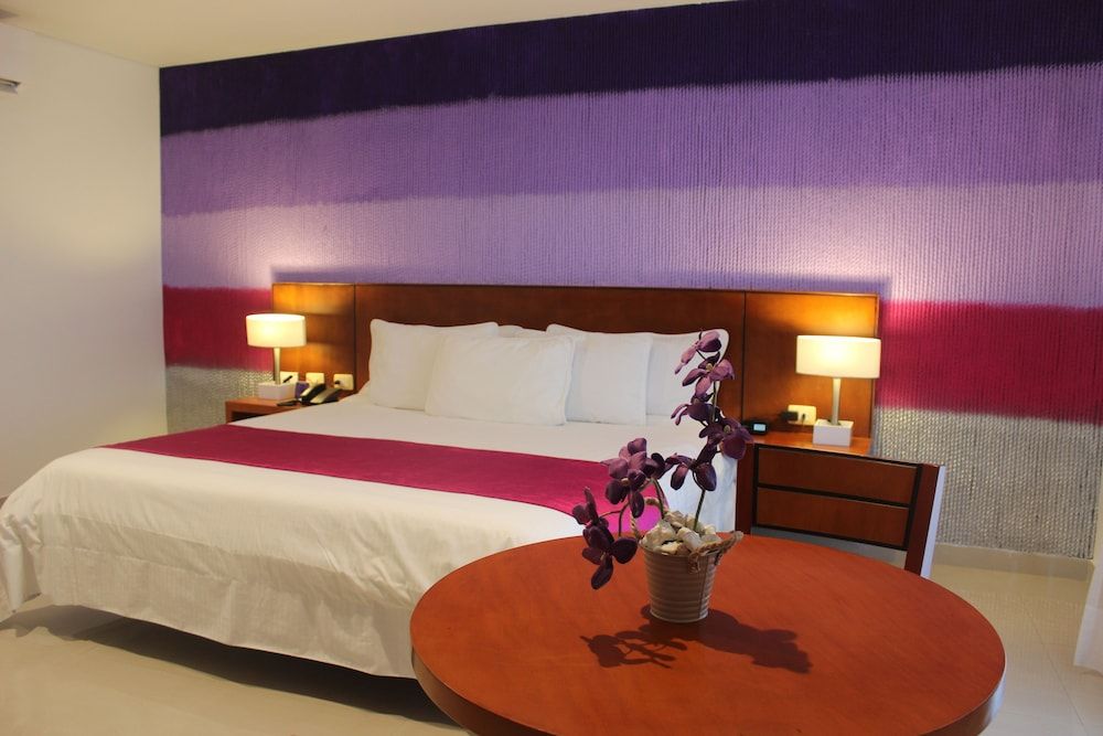 Hotel Atrium Plaza Junior Suite, 1 King Bed 3