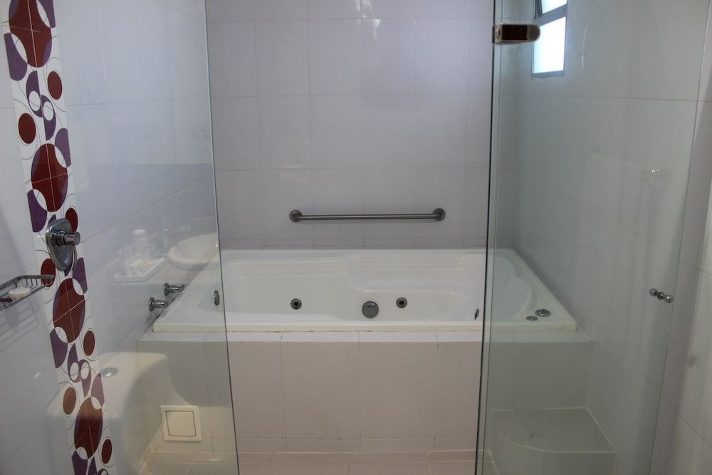 Hotel Atrium Plaza Junior Suite, 1 King Bed 9