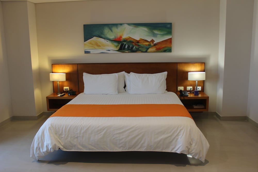 Hotel Atrium Plaza Junior Suite, 1 King Bed 4