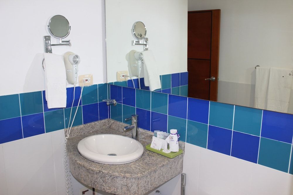 Hotel Atrium Plaza Junior Suite, 1 King Bed 8