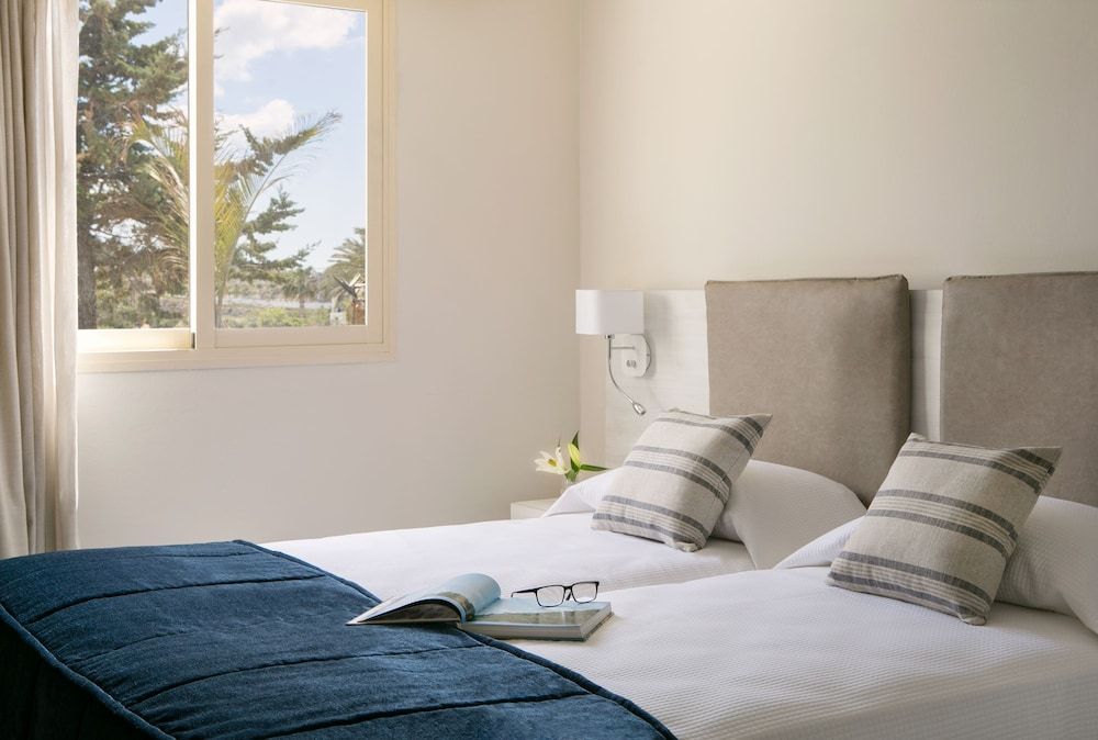 undefined Louis Paphos Breeze 8