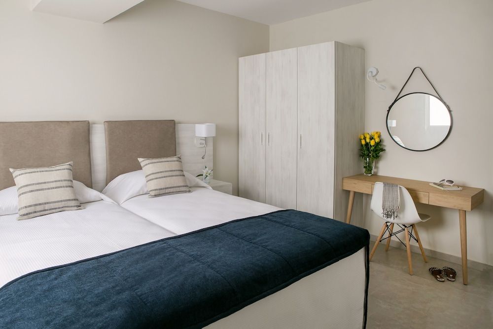 undefined Louis Paphos Breeze 7