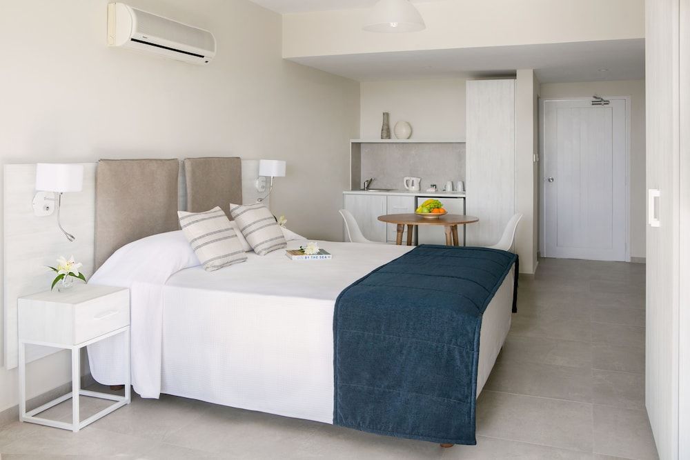 undefined Louis Paphos Breeze 2