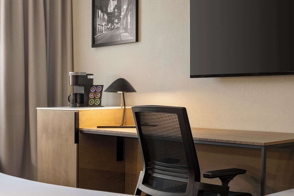 Best Western Plus City Centre/Centre-Ville Executive Room, 1 King Bed, Non Smoking (Shower Only;Larger Room) 5