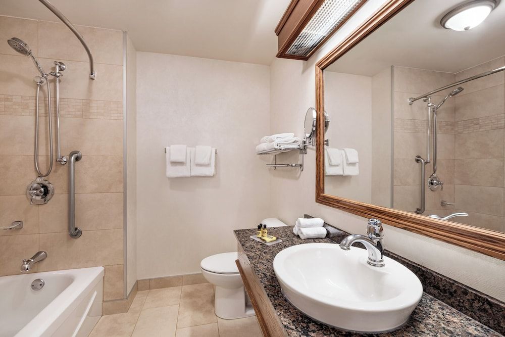 Best Western Plus City Centre/Centre-Ville Business Room, 2 Queen Beds, Non Smoking (Larger Room;with Sofabed) 4