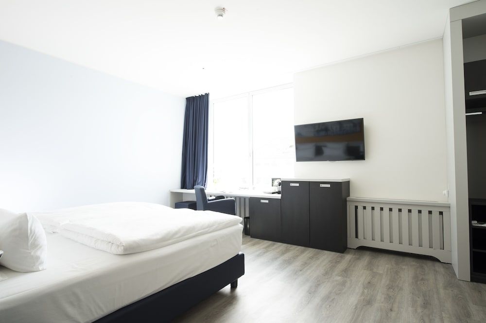 carathotel Düsseldorf City Standard Double Room (city view) 6