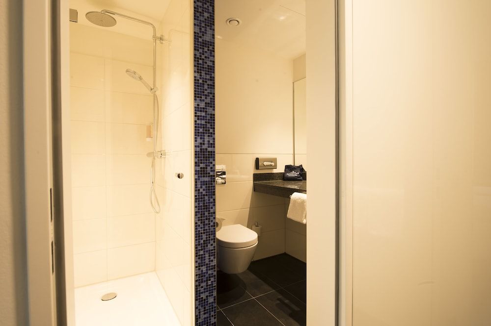 carathotel Düsseldorf City Standard Double Room (city view) 10