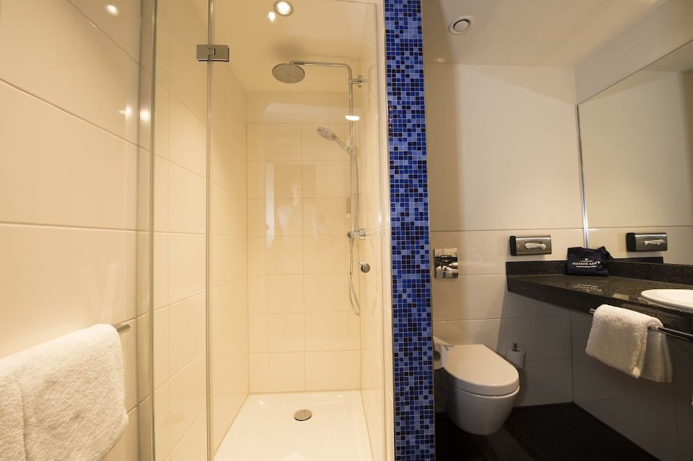 carathotel Düsseldorf City Standard Double Room (city view) 9