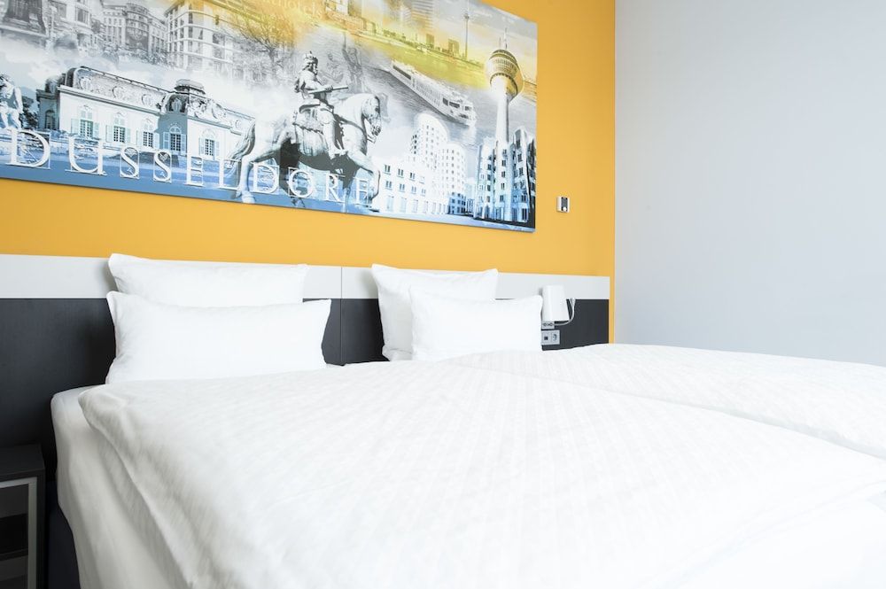 carathotel Düsseldorf City Standard Double Room (city view) 8