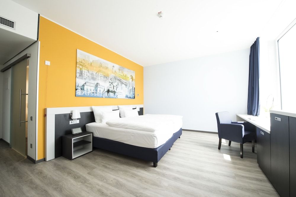 carathotel Düsseldorf City Standard Double Room (city view) 7