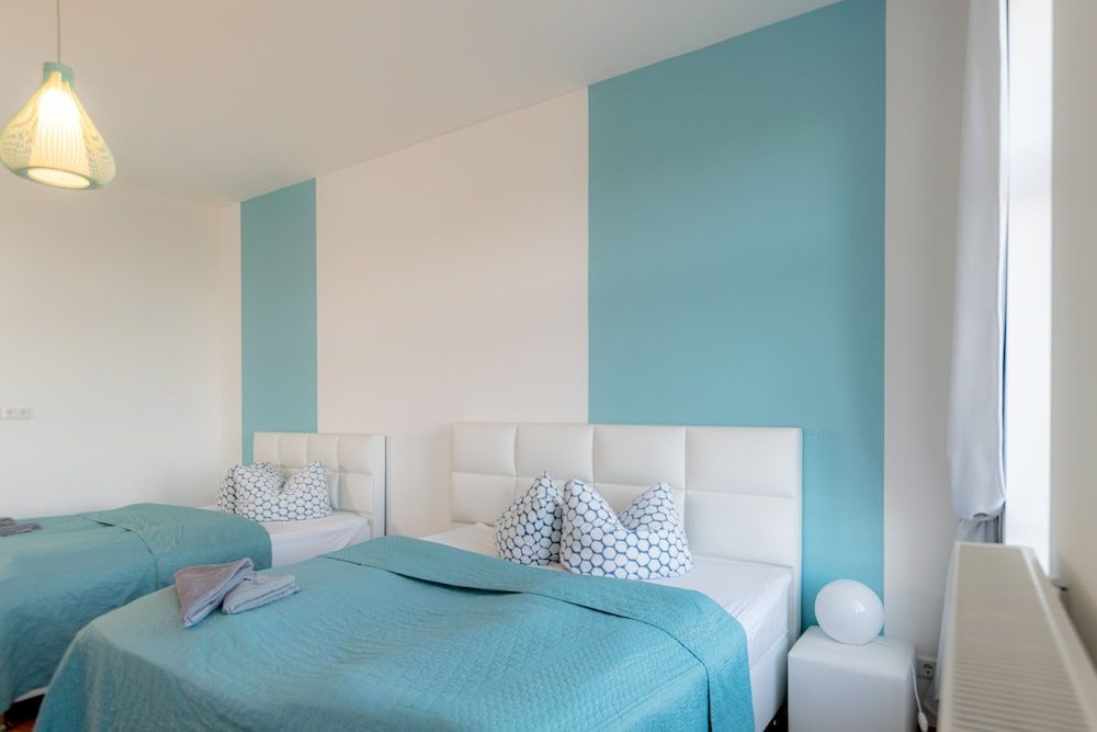 Luga Homes – Stadthaus *Modern* Studio with Eat-in Kitchen