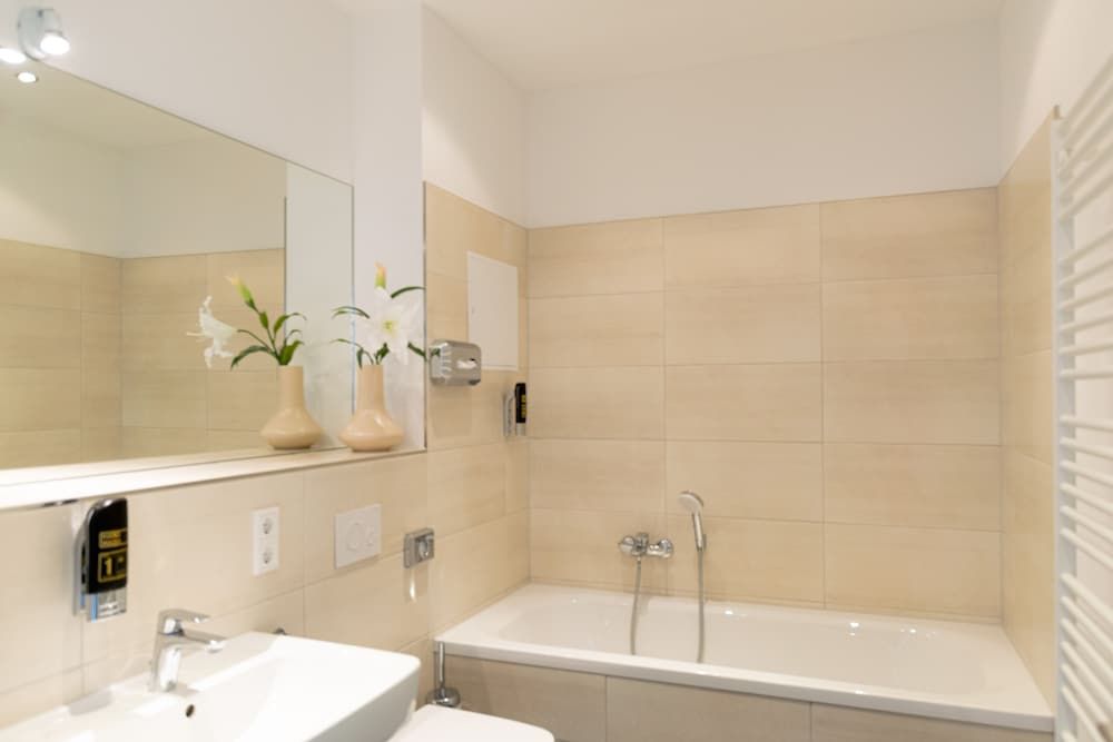 Luga Homes – Stadthaus *Modern* Studio with Eat-in Kitchen 6