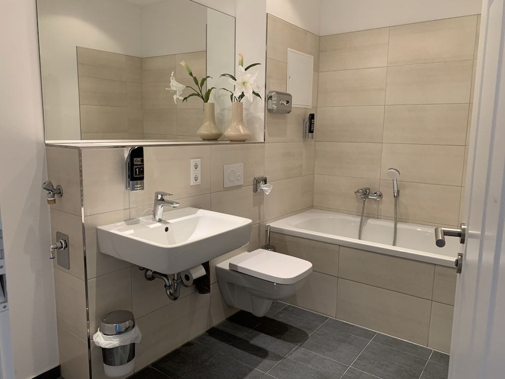 Luga Homes – Stadthaus *Modern* Studio with Eat-in Kitchen 5