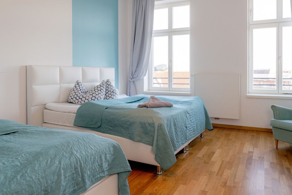 Luga Homes – Stadthaus *Modern* Studio with Eat-in Kitchen 2