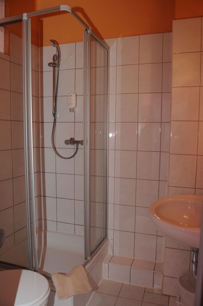 Hotel Carlton Twin Room 6