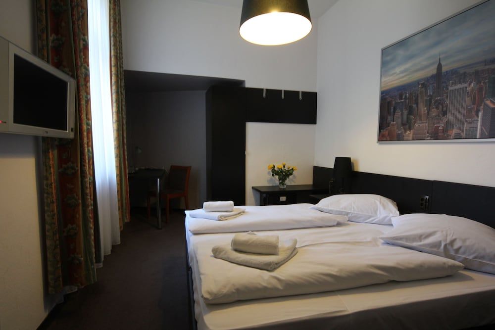undefined Hotel Carlton 3