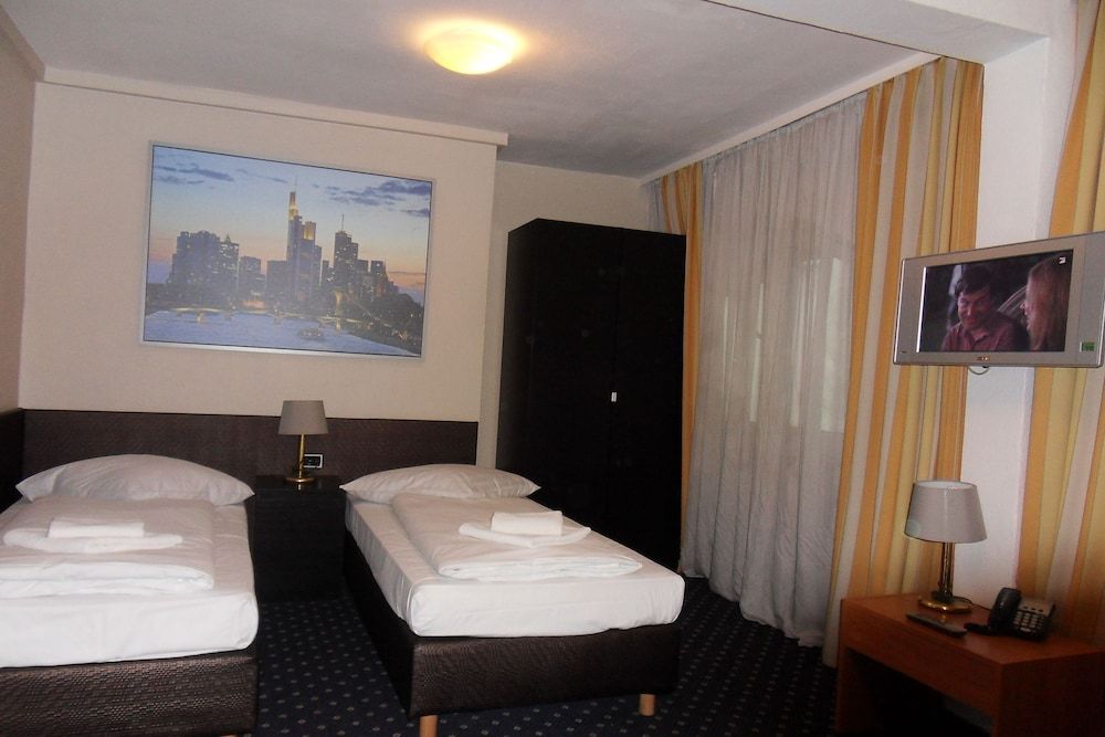 Hotel Carlton Twin Room 5