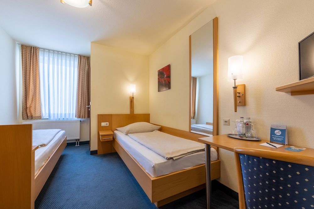 Trip Inn Hotel Conti Double or Twin Room 8