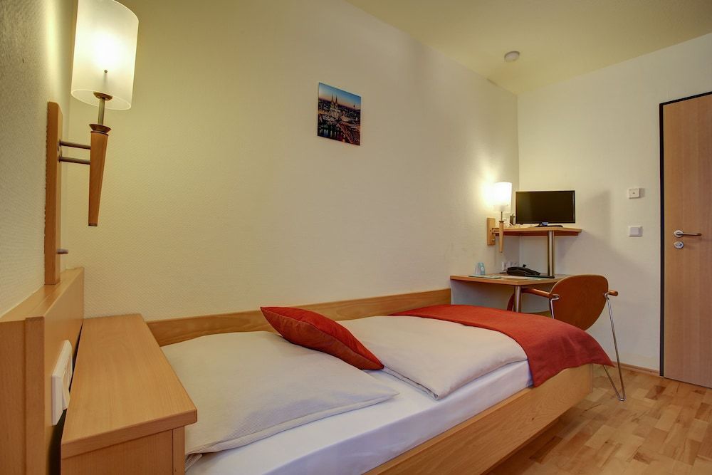 Trip Inn Hotel Conti Double or Twin Room 7