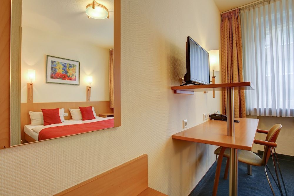 Trip Inn Hotel Conti Double or Twin Room 12