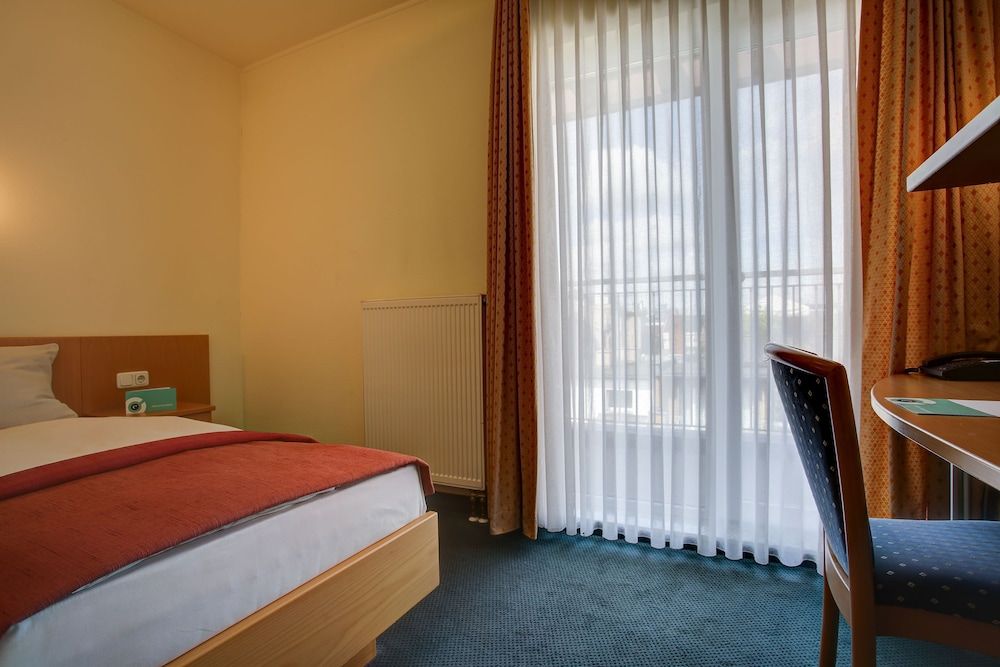 Trip Inn Hotel Conti Double or Twin Room 9