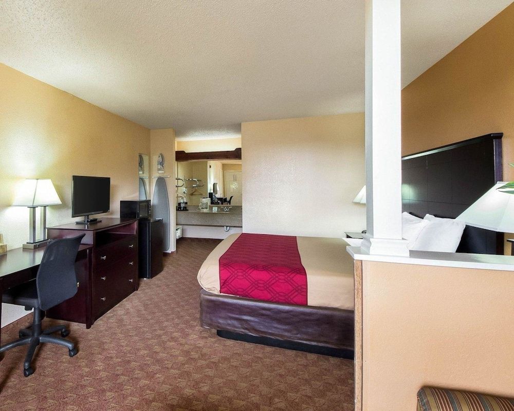 Suite, 1 King Bed with Sofa bed, Smoking