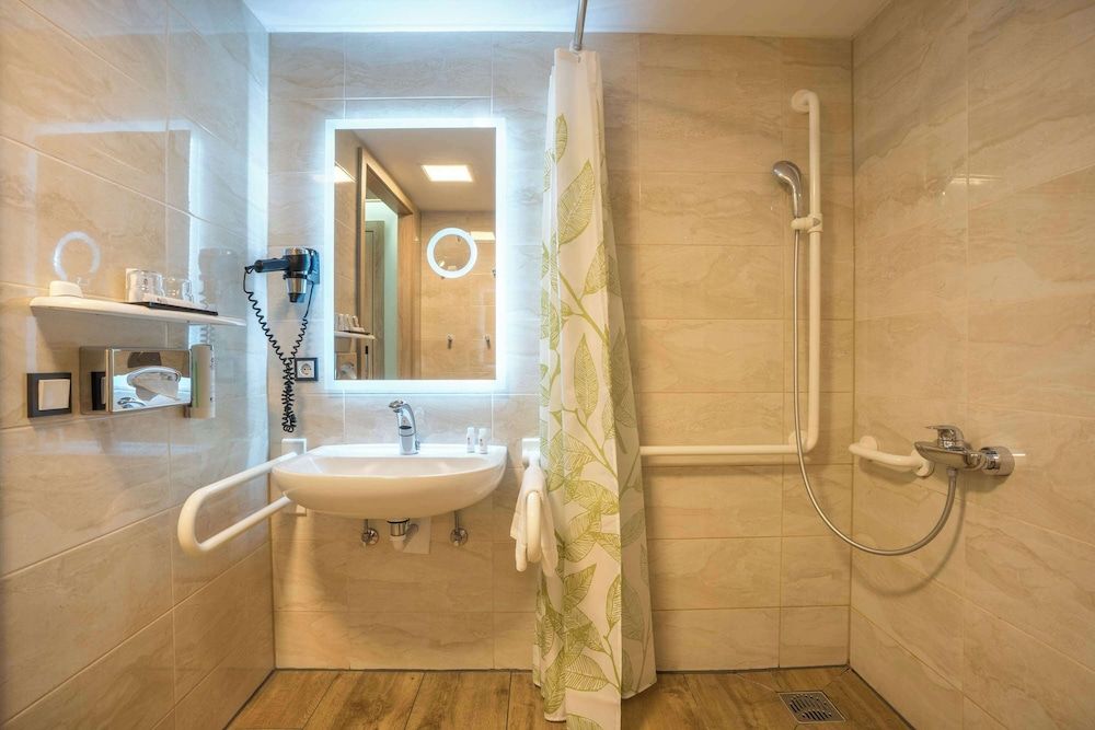 Best Western Plus Hotel Fuessen Standard Room, 2 Twin Beds, Accessible (with Two Single SofaBeds) 3