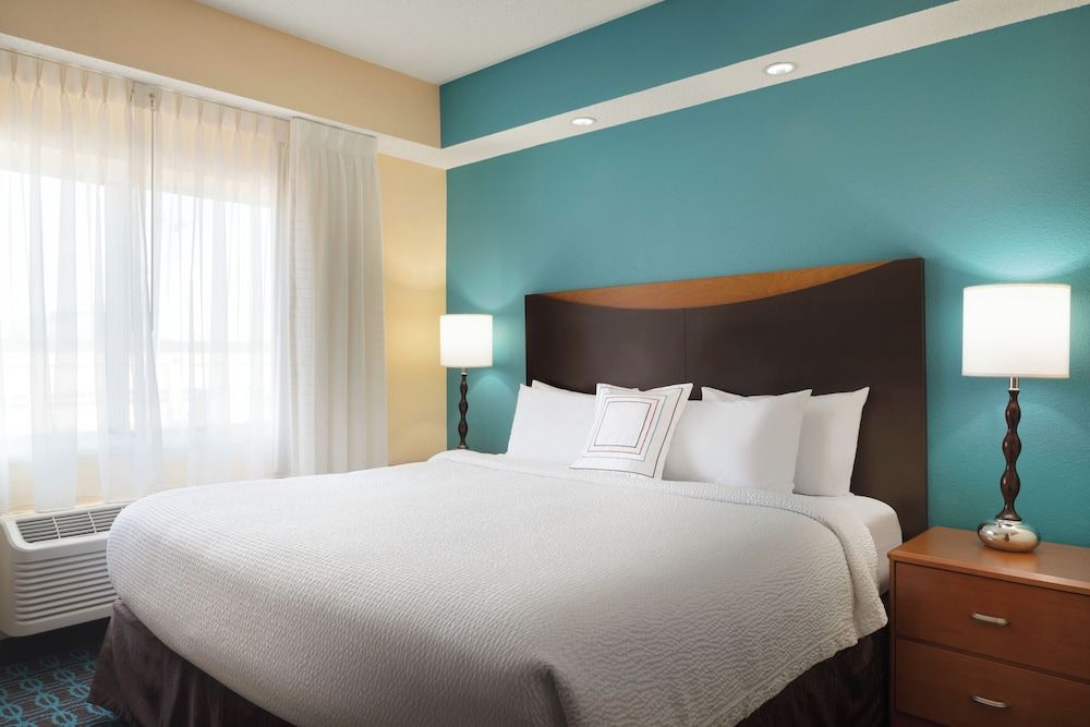 Executive Suite, 1 King Bed with Sofa bed, Non Smoking (Mobility/Hearing Accessible, Tub)