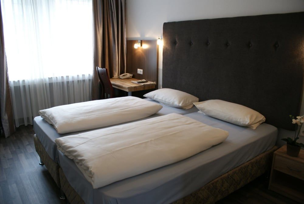 undefined Bahn Hotel 9