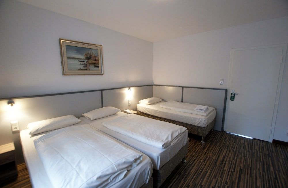 undefined Bahn Hotel 8