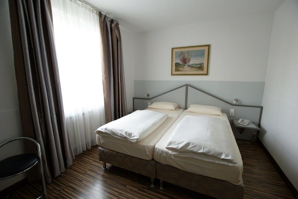 Bahn Hotel Double or Twin Room 4