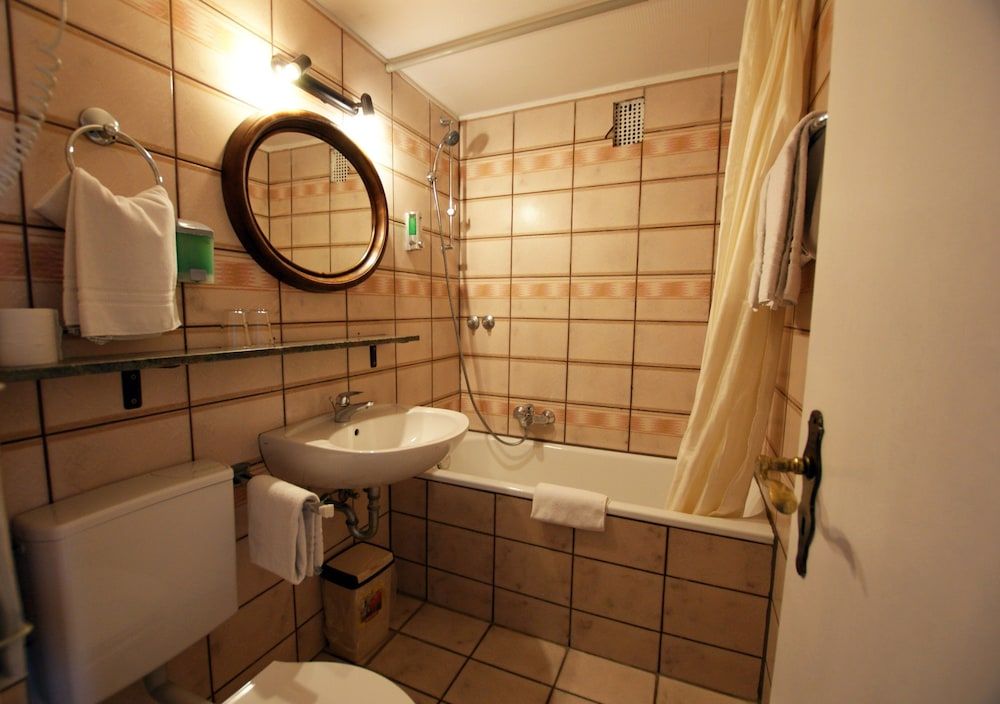 Bahn Hotel Double or Twin Room 6
