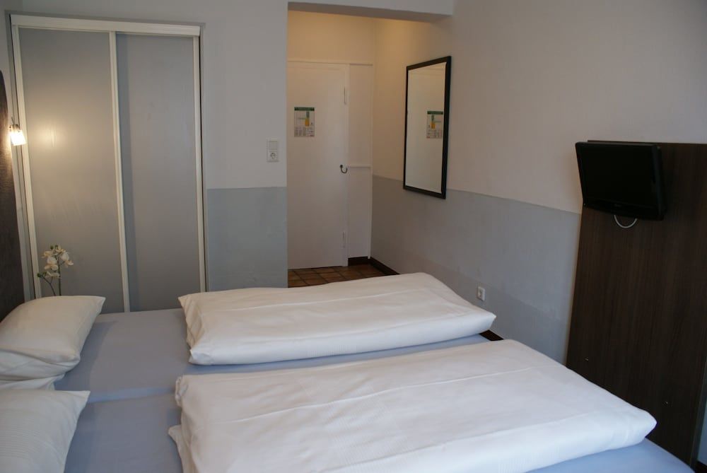 undefined Bahn Hotel 7