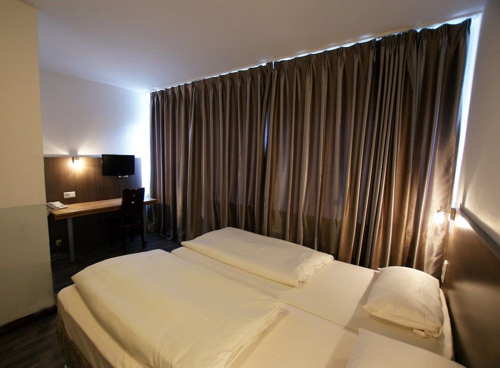 Bahn Hotel Double Room 3