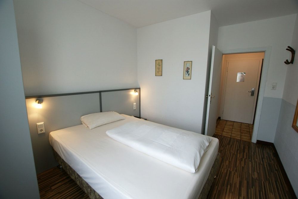 undefined Bahn Hotel 3